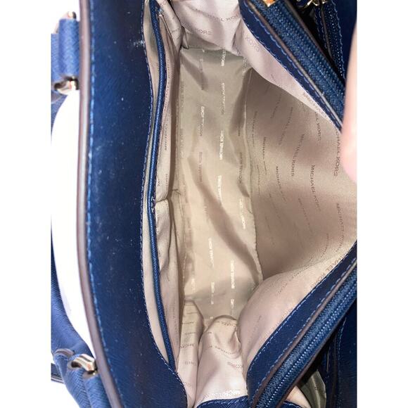 MICHAEL KORS, LARGE NAVY SAFFIANO LEATHER CROSSBODY BAG - Picture 12 of 16